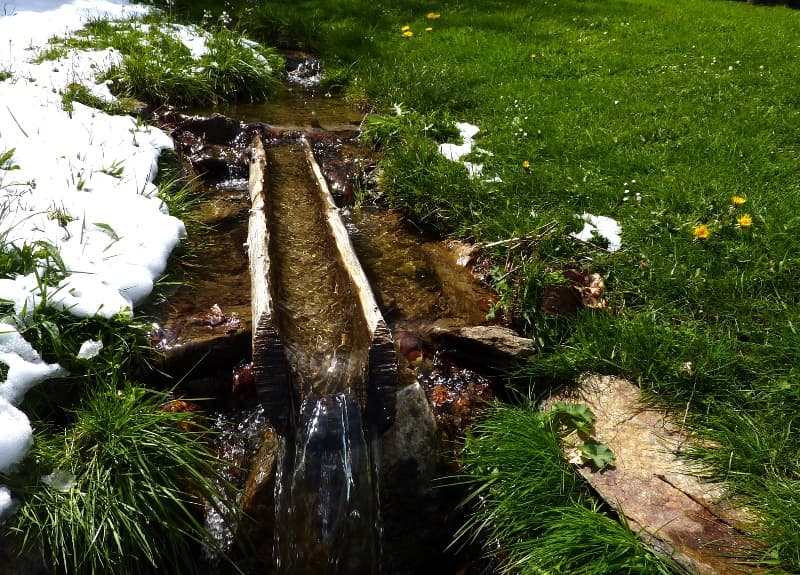 potůček na zahradě